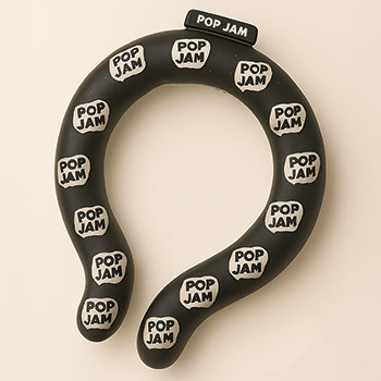 黒地に『POP JAM』と書かれたロゴがプリントされたクールネックリング