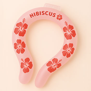 ピンク地に花の模様と『HIBISCUS』と書かれたテキストがプリントされたクールネックリング